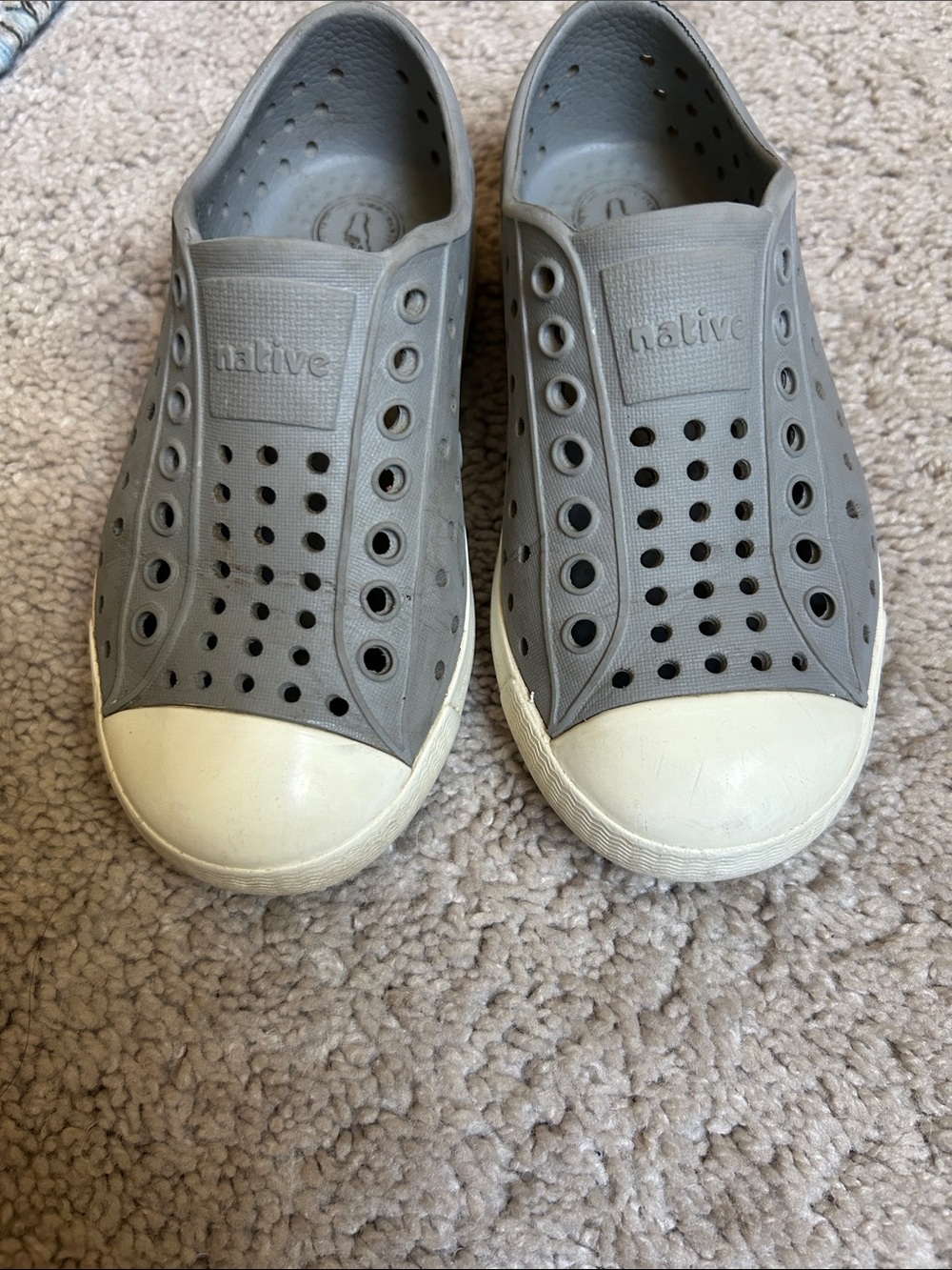 Native Kids Water Shoes Slip-On in Gray and White